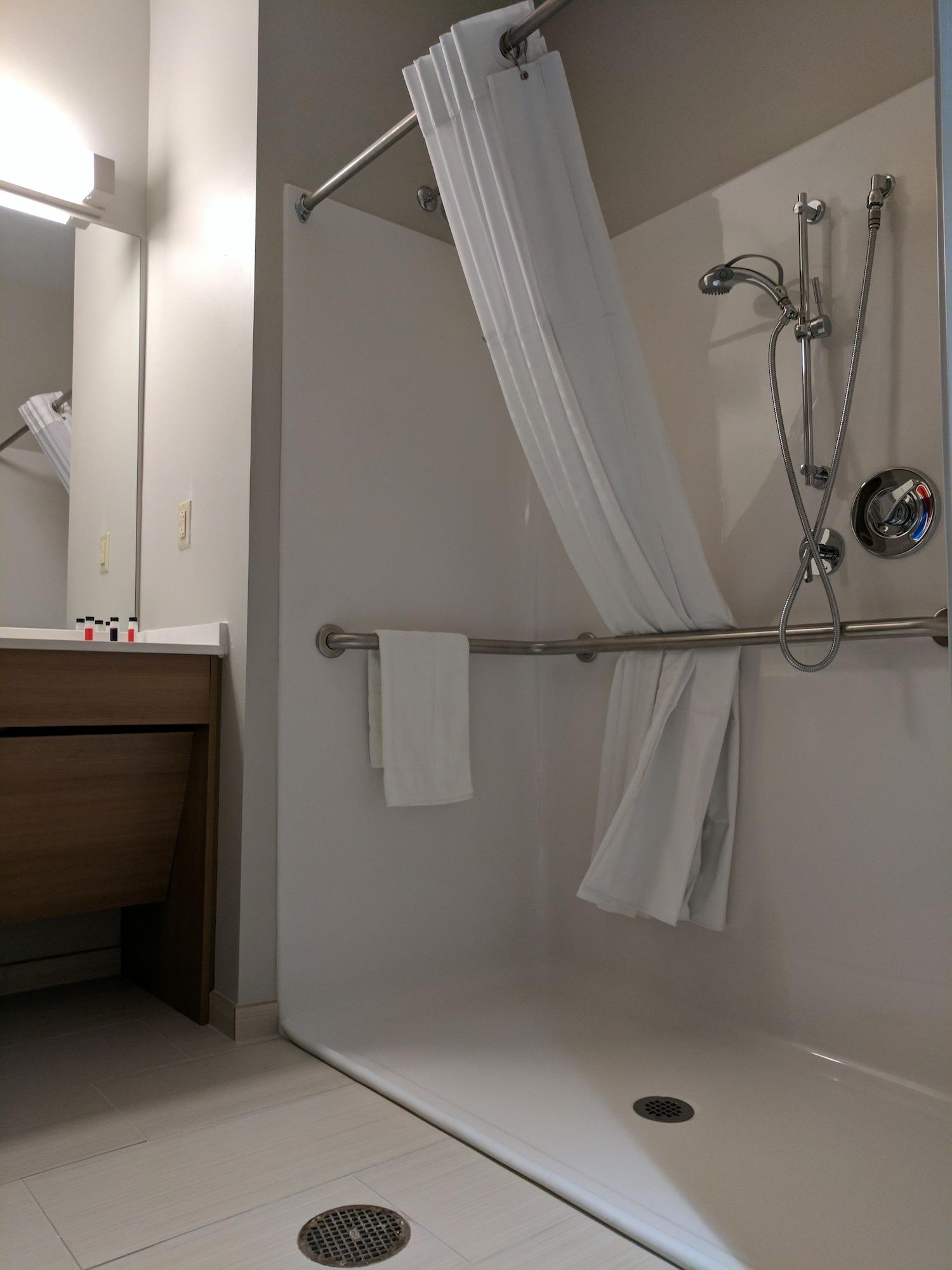 Microtel Inn & Suites By Wyndham Кларион Экстерьер фото