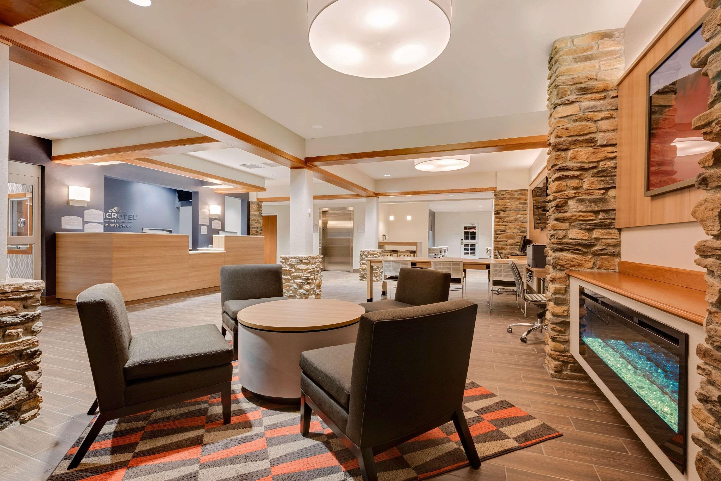 Microtel Inn & Suites By Wyndham Кларион Экстерьер фото