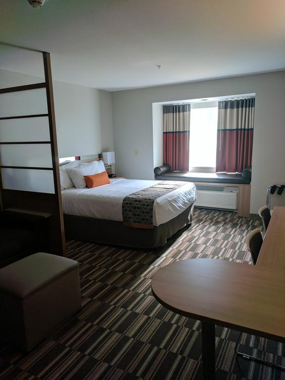 Microtel Inn & Suites By Wyndham Кларион Экстерьер фото