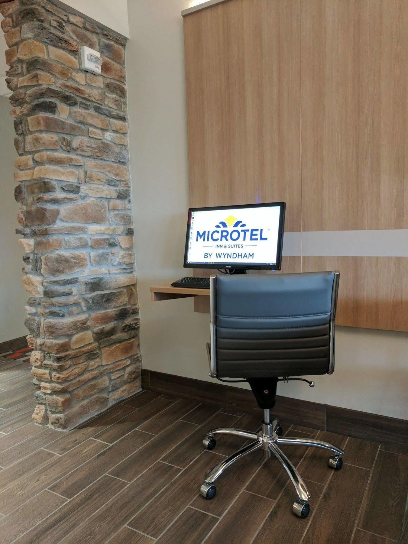 Microtel Inn & Suites By Wyndham Кларион Экстерьер фото